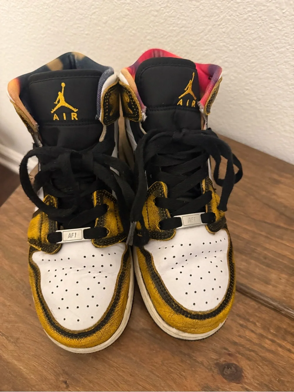 Nike Air Jordan 1 Mid SE “Wear-away” sneakers